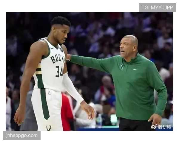 刷到扬尼斯·阿德托昆博的厨房照，补剂罐堆成小山，我的零食柜瞬间自愧不如